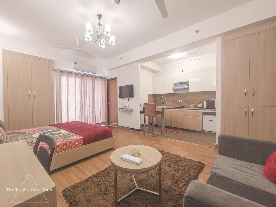 Top Luxury & Couple Friendly Stay Gp By Taj Suites & Studios #New Year Party & Stay Noida Exterior photo